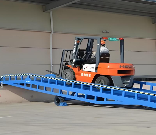 鄂城移动式卸货平台（叉车用）